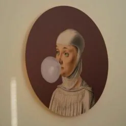 Tapeta Dots Lighting Woman with Bubble Gum Eggplant - obrazek 4